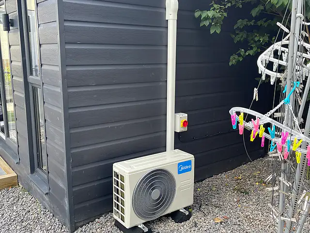 Domestic air conditioning in Fitzrovia An outdoor air conditioning unit beside a garden room, the kind of air conditioning we fit for homes in Fitzrovia